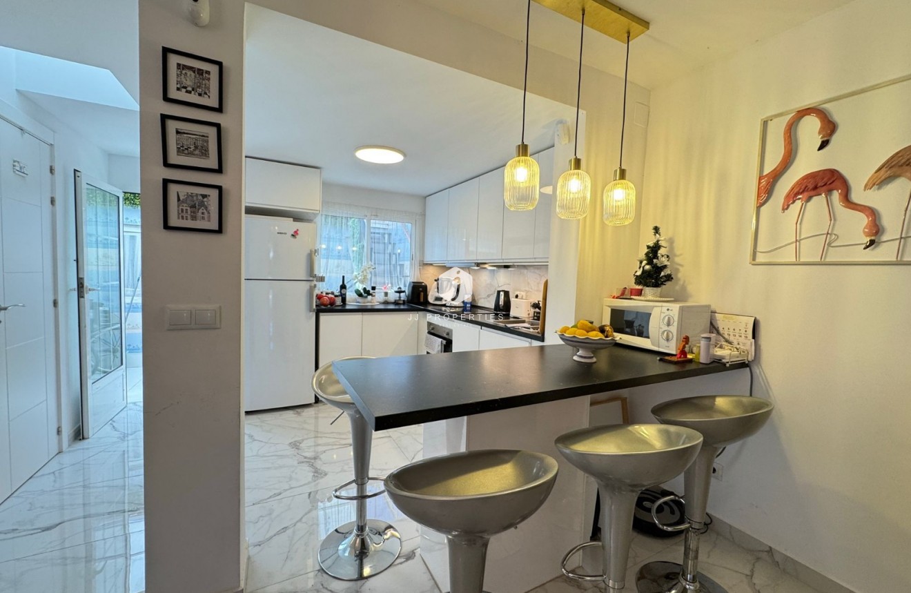 Z drugiej ręki - Szalet -
Torrevieja - Costa Blanca