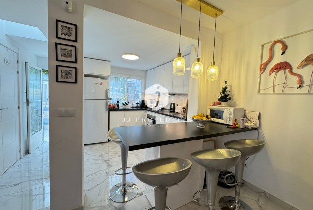 Z drugiej ręki - Szalet -
Torrevieja - Costa Blanca