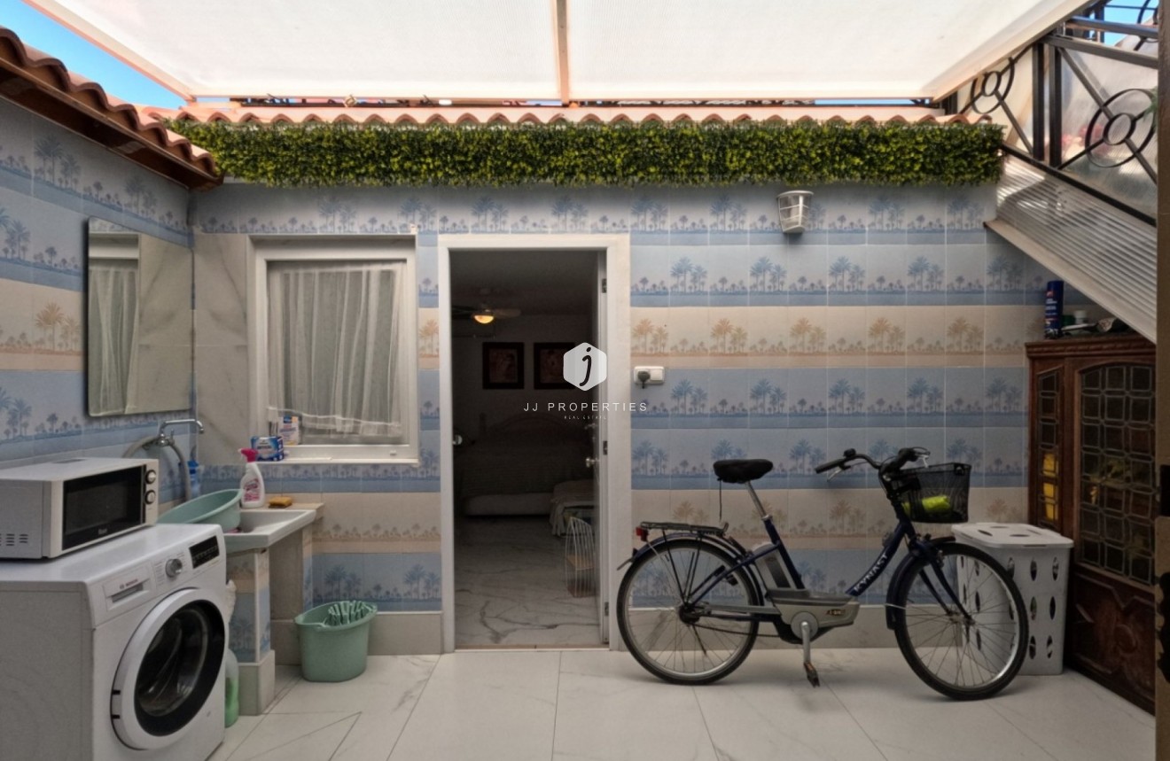 Z drugiej ręki - Szalet -
Torrevieja - Costa Blanca