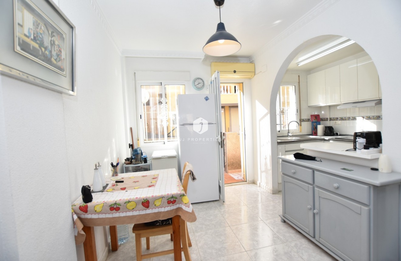 Z drugiej ręki - Szalet -
Algorfa - Inland