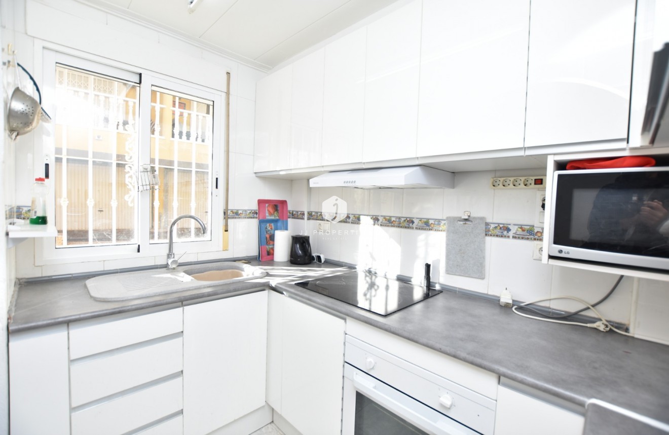 Z drugiej ręki - Szalet -
Algorfa - Inland