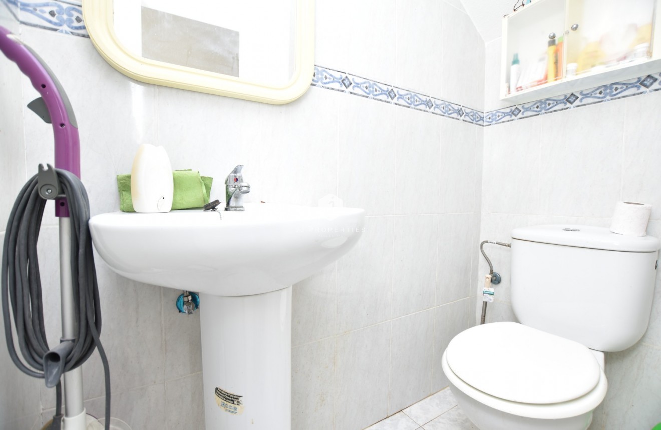 Z drugiej ręki - Szalet -
Algorfa - Inland