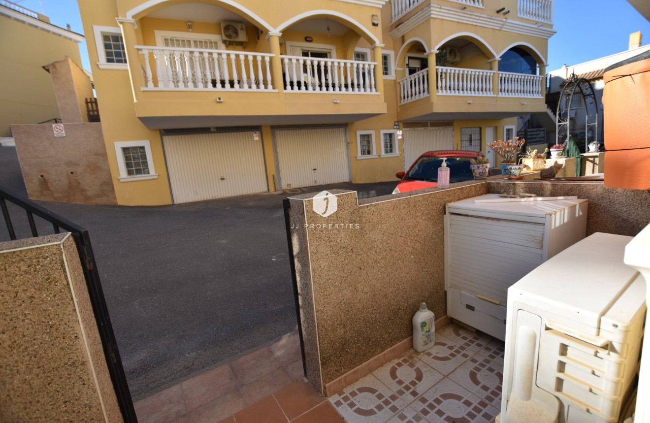 Z drugiej ręki - Szalet -
Algorfa - Inland