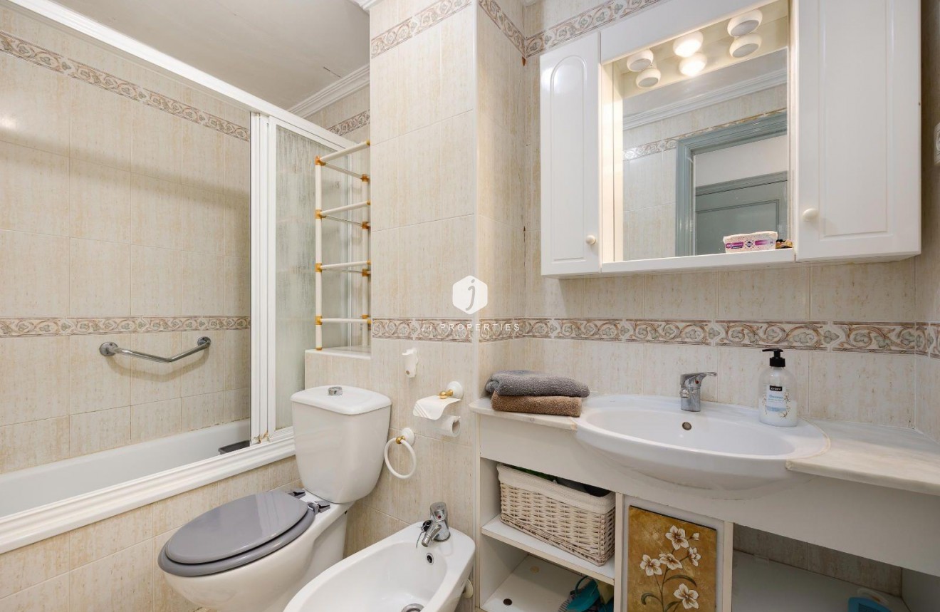 Z drugiej ręki - Mieszkanie w bloku -
Torrevieja - Playa del Cura