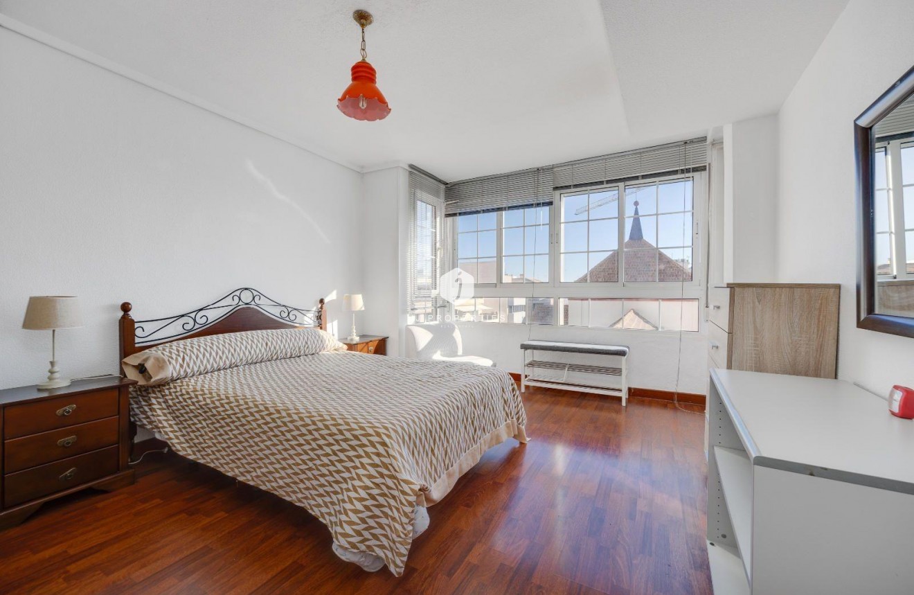 Z drugiej ręki - Mieszkanie w bloku -
Torrevieja - Centro