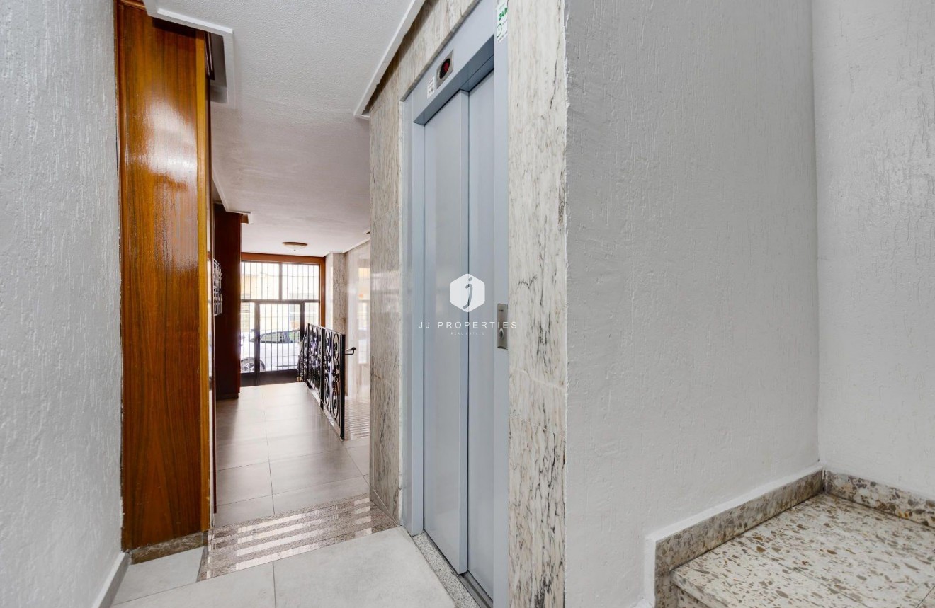 Z drugiej ręki - Mieszkanie w bloku -
Torrevieja - Centro