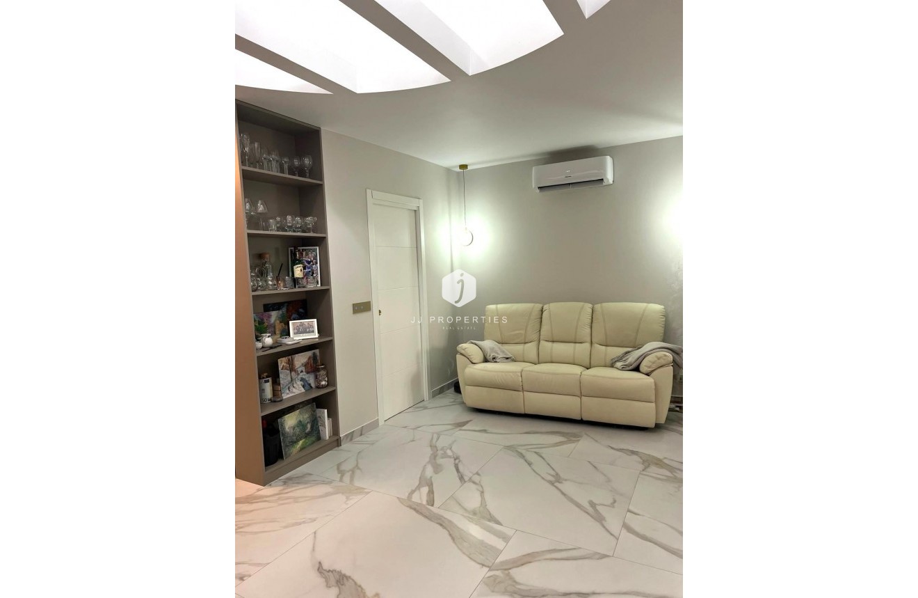 Z drugiej ręki - Szalet -
Orihuela Costa - Playa Flamenca