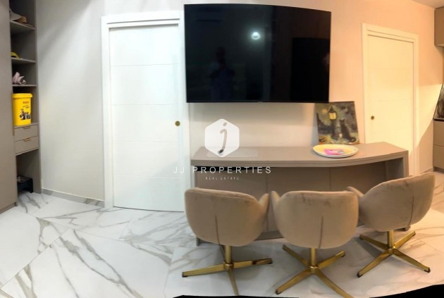 Z drugiej ręki - Szalet -
Orihuela Costa - Playa Flamenca