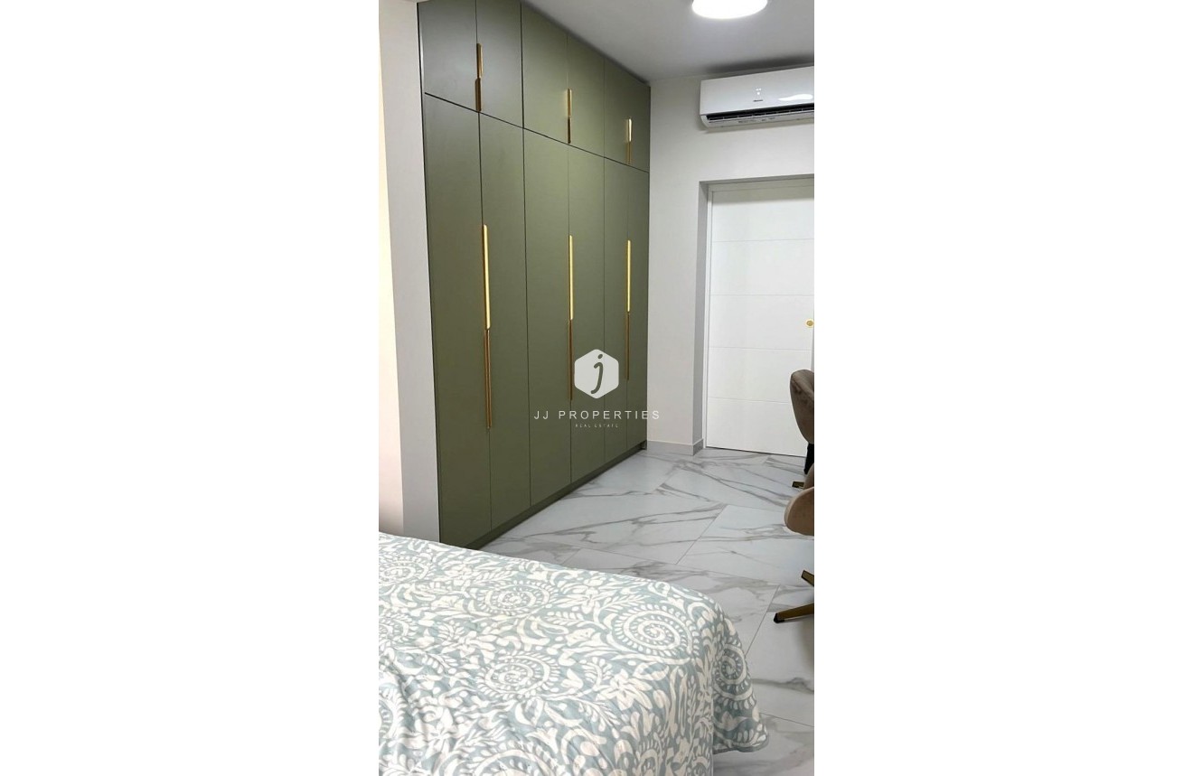 Z drugiej ręki - Szalet -
Orihuela Costa - Playa Flamenca