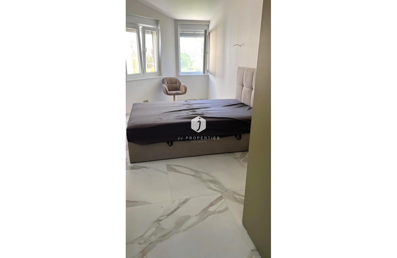 Z drugiej ręki - Szalet -
Orihuela Costa - Playa Flamenca