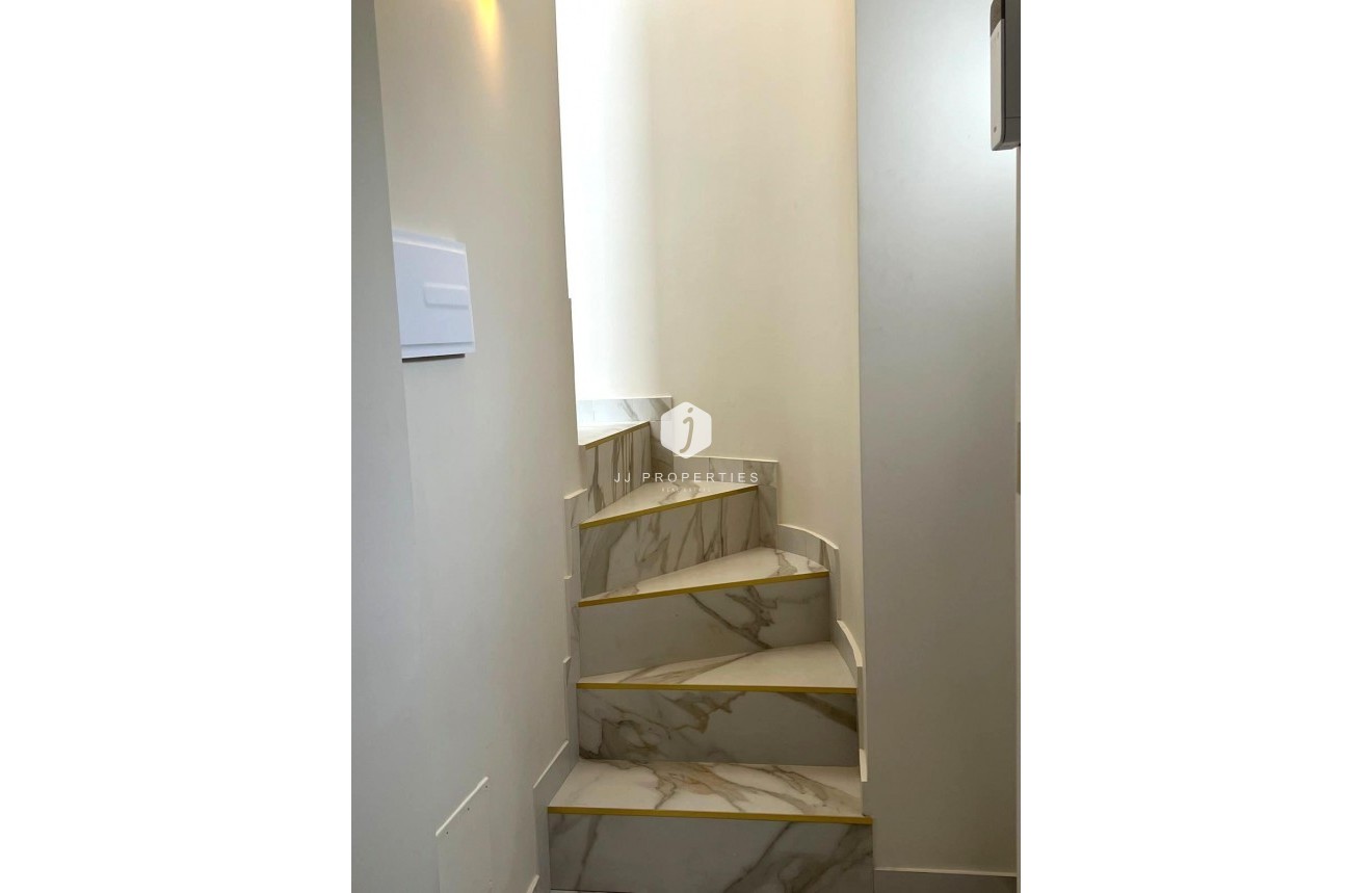 Z drugiej ręki - Szalet -
Orihuela Costa - Playa Flamenca