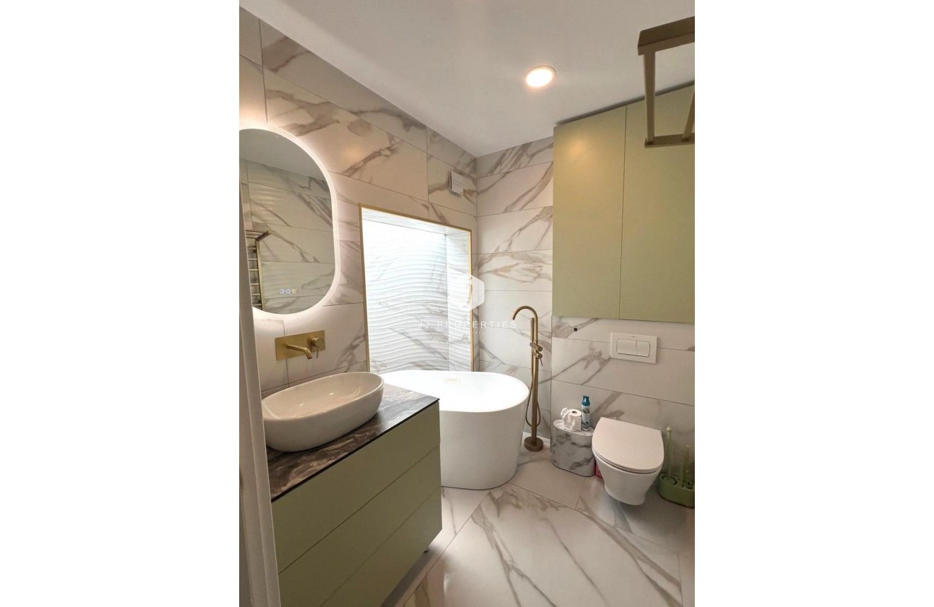 Z drugiej ręki - Szalet -
Orihuela Costa - Playa Flamenca