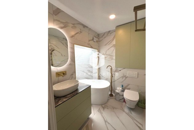 Z drugiej ręki - Szalet -
Orihuela Costa - Playa Flamenca