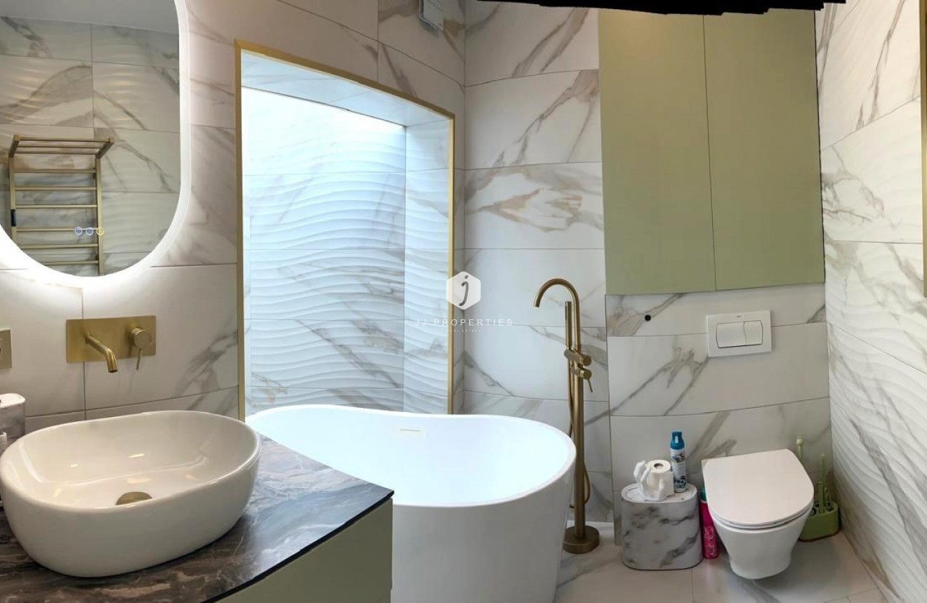 Z drugiej ręki - Szalet -
Orihuela Costa - Playa Flamenca