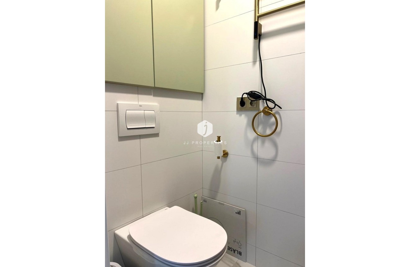 Z drugiej ręki - Szalet -
Orihuela Costa - Playa Flamenca