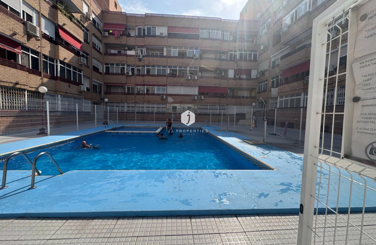 Z drugiej ręki - Mieszkanie w bloku -
Torrevieja - Centro