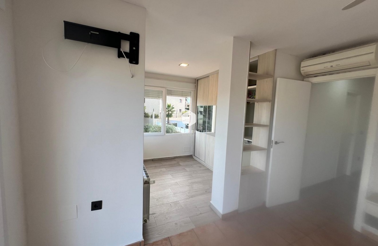 Z drugiej ręki - Villa -
Orihuela Costa - Villamartín-las Filipinas