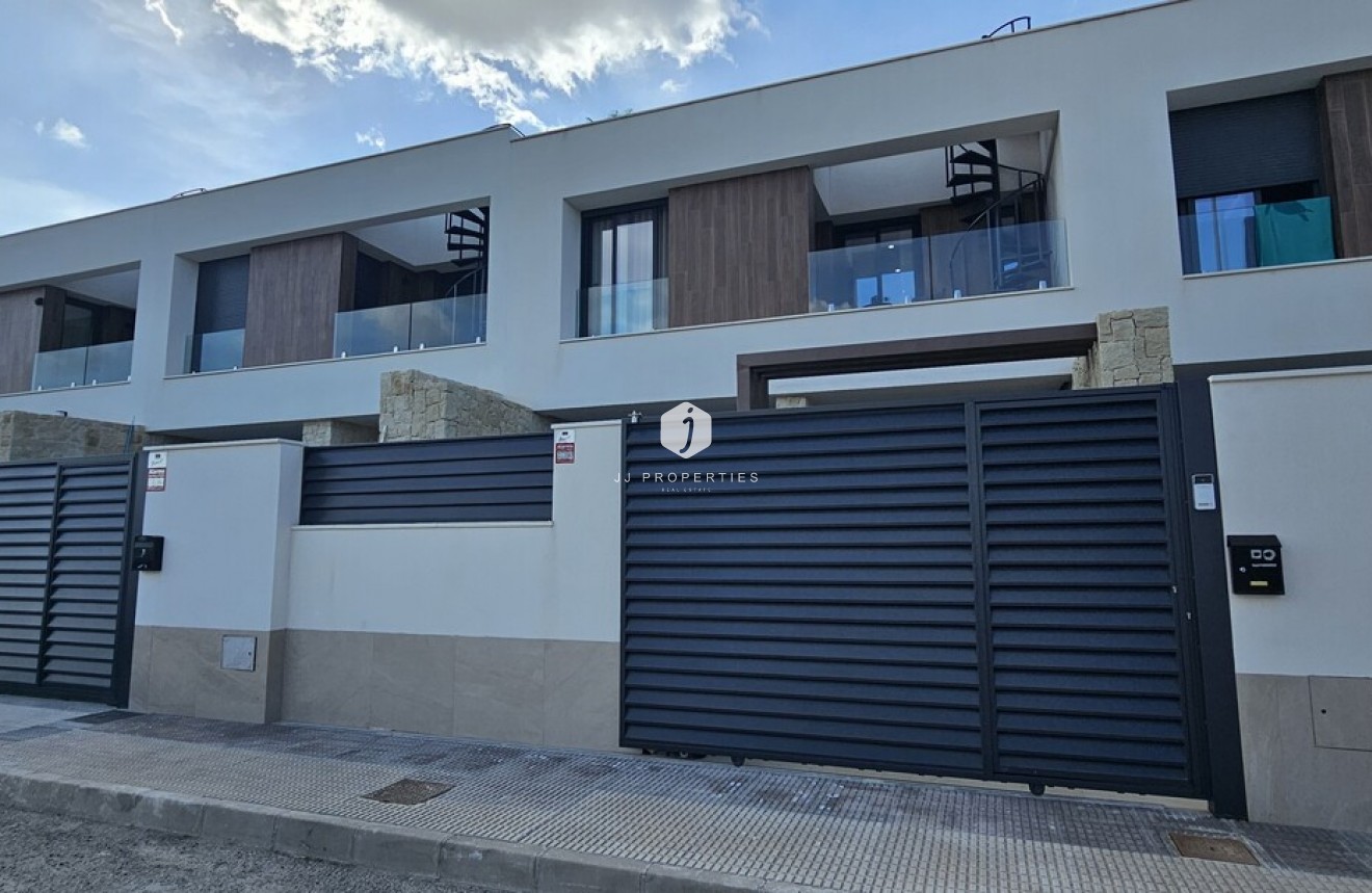 Resale - Villa -
Dolores - Sector 4