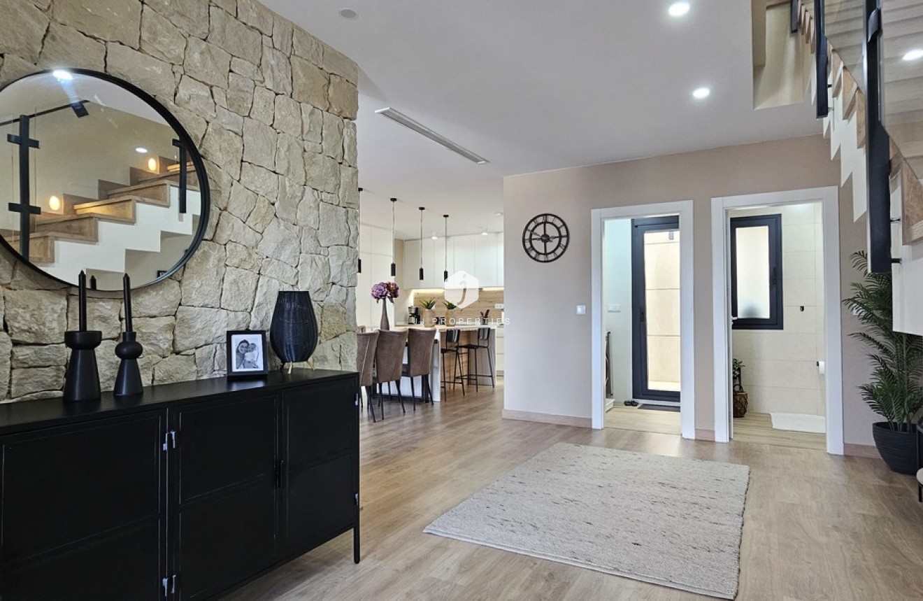 Resale - Villa -
Dolores - Sector 4