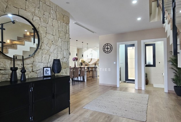 Resale - Villa -
Dolores - Sector 4