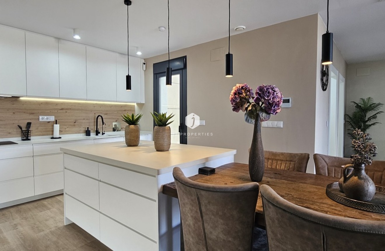 Resale - Villa -
Dolores - Sector 4