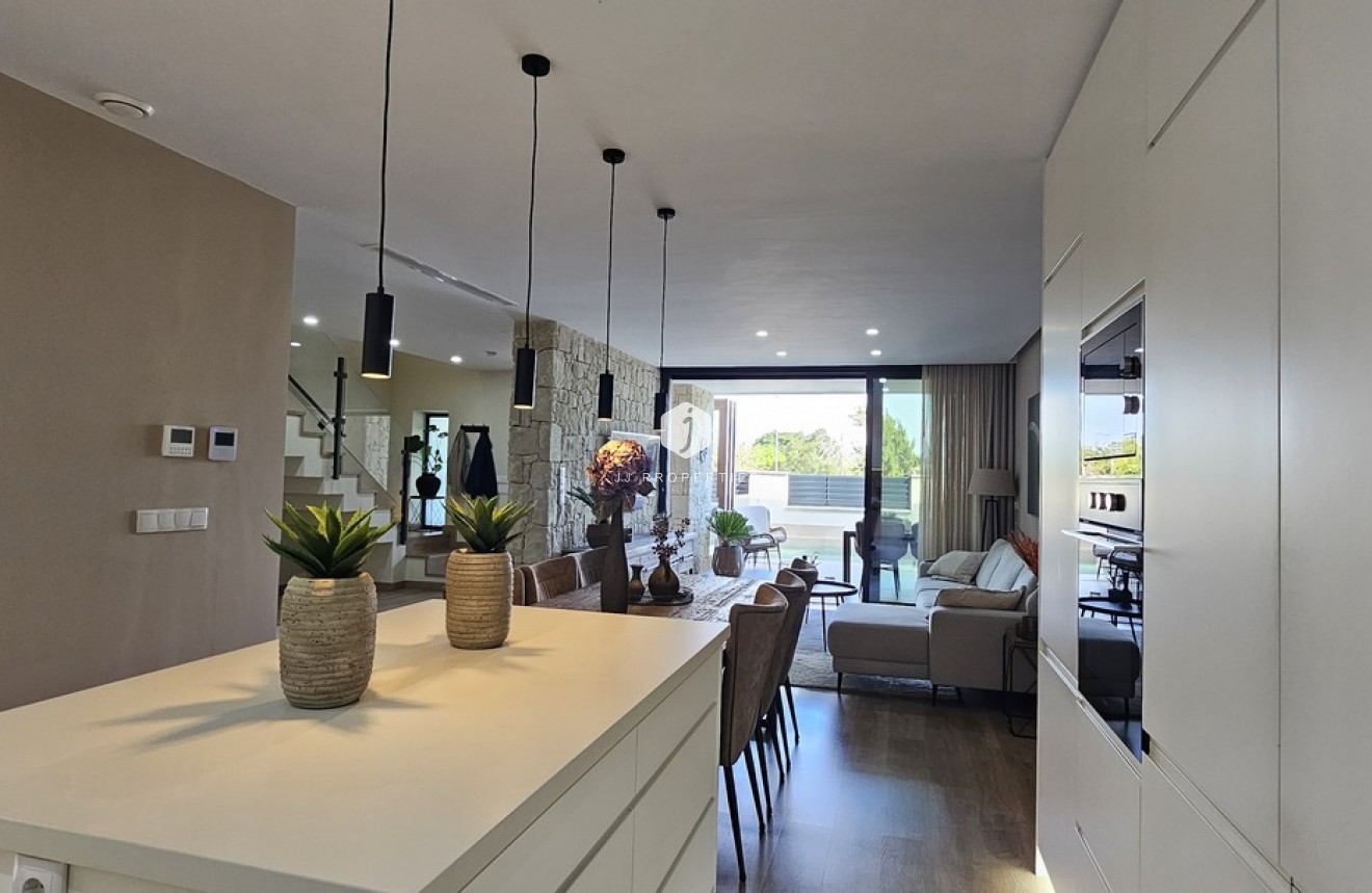 Resale - Villa -
Dolores - Sector 4