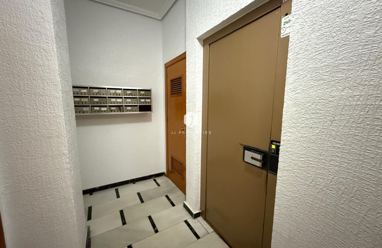 Aus zweiter Hand - Wohnung -
Torrevieja - Las Piscinas Naturales