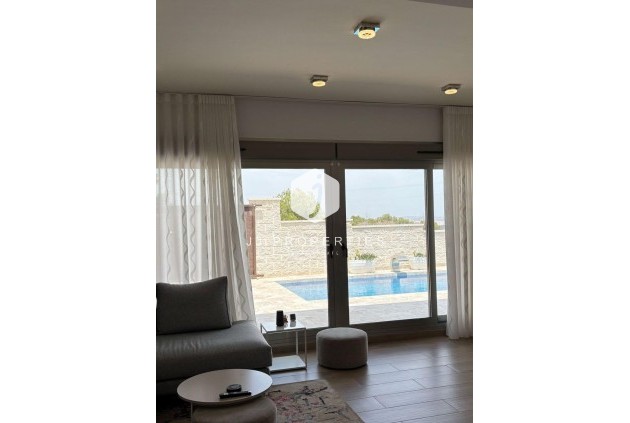 Aus zweiter Hand - Villa -
Orihuela Costa - Villamartín-las Filipinas