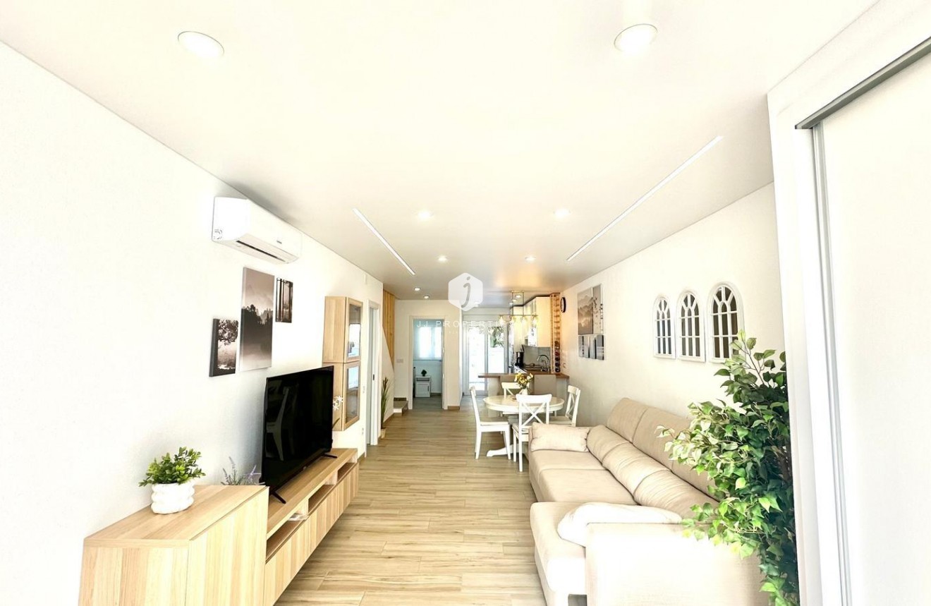 Aus zweiter Hand - Chalet -
Torrevieja - Estacion de autobuses