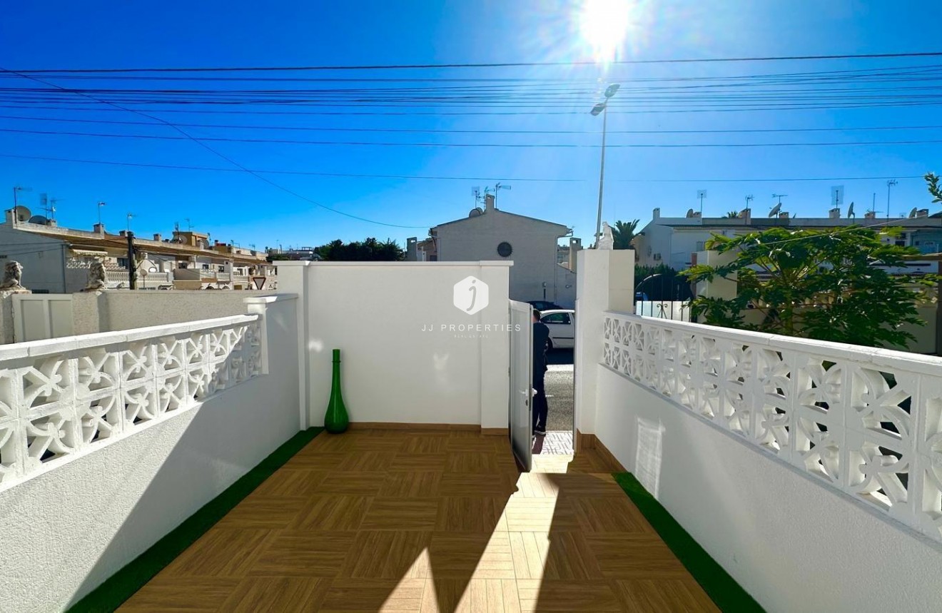 Aus zweiter Hand - Chalet -
Torrevieja - Estacion de autobuses