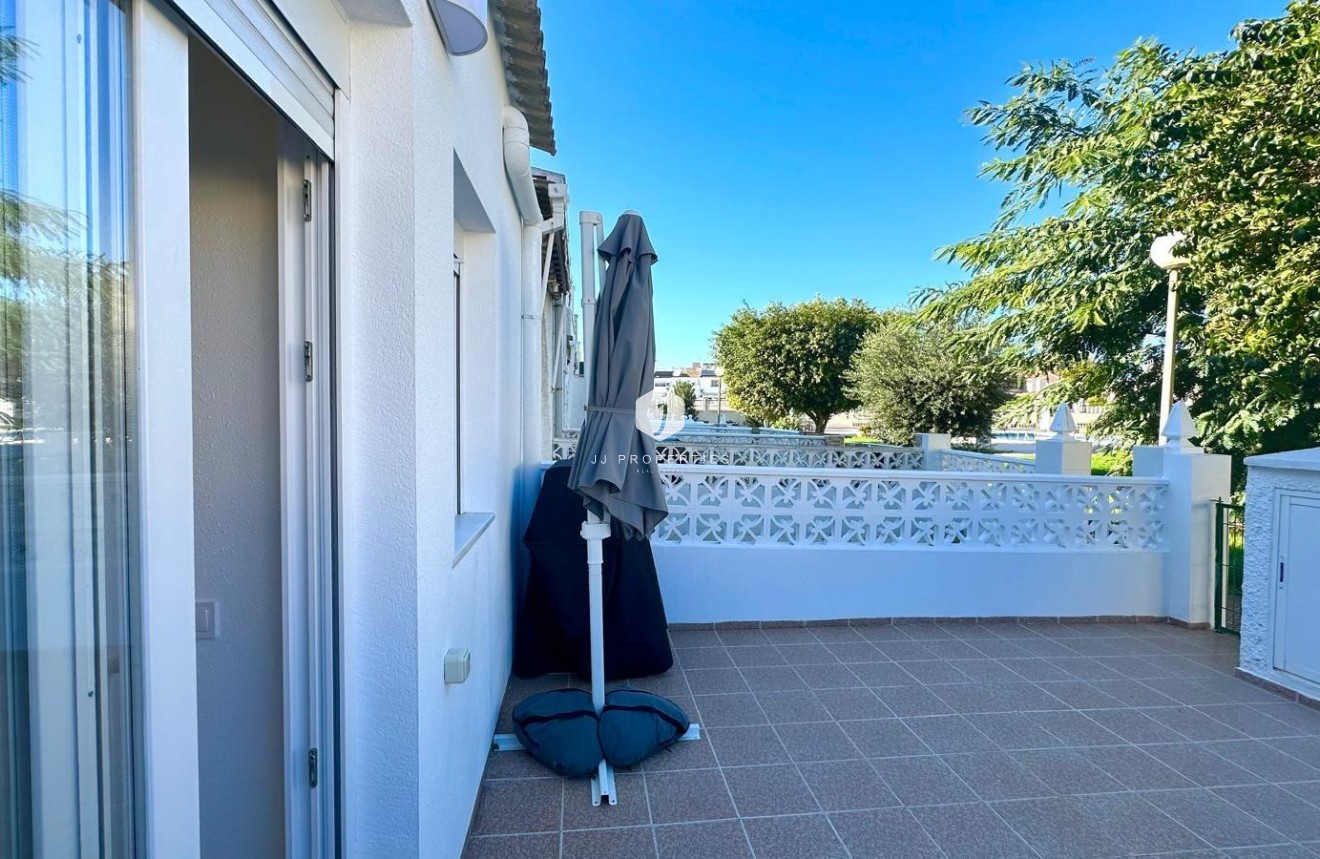 Aus zweiter Hand - Chalet -
Torrevieja - Estacion de autobuses