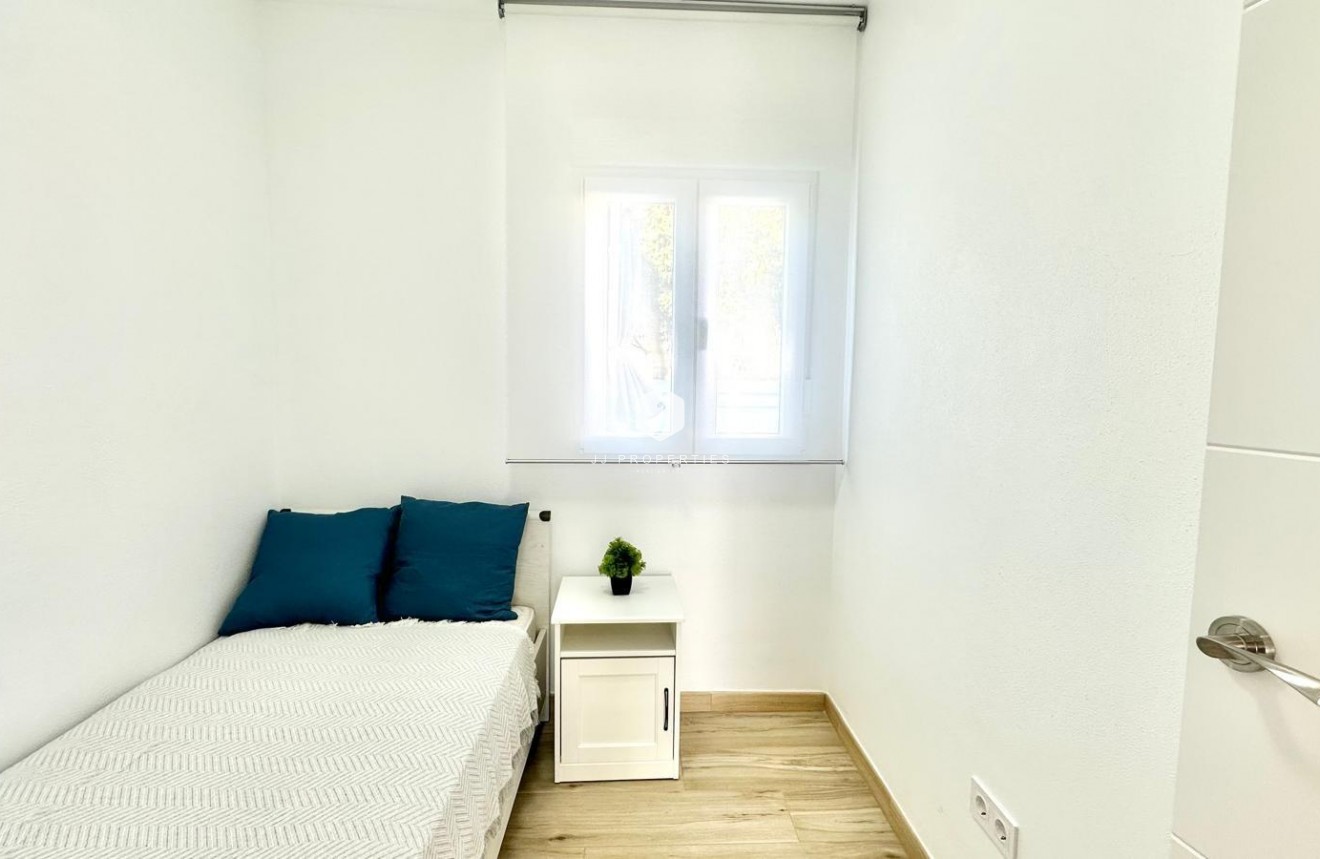 Aus zweiter Hand - Chalet -
Torrevieja - Estacion de autobuses