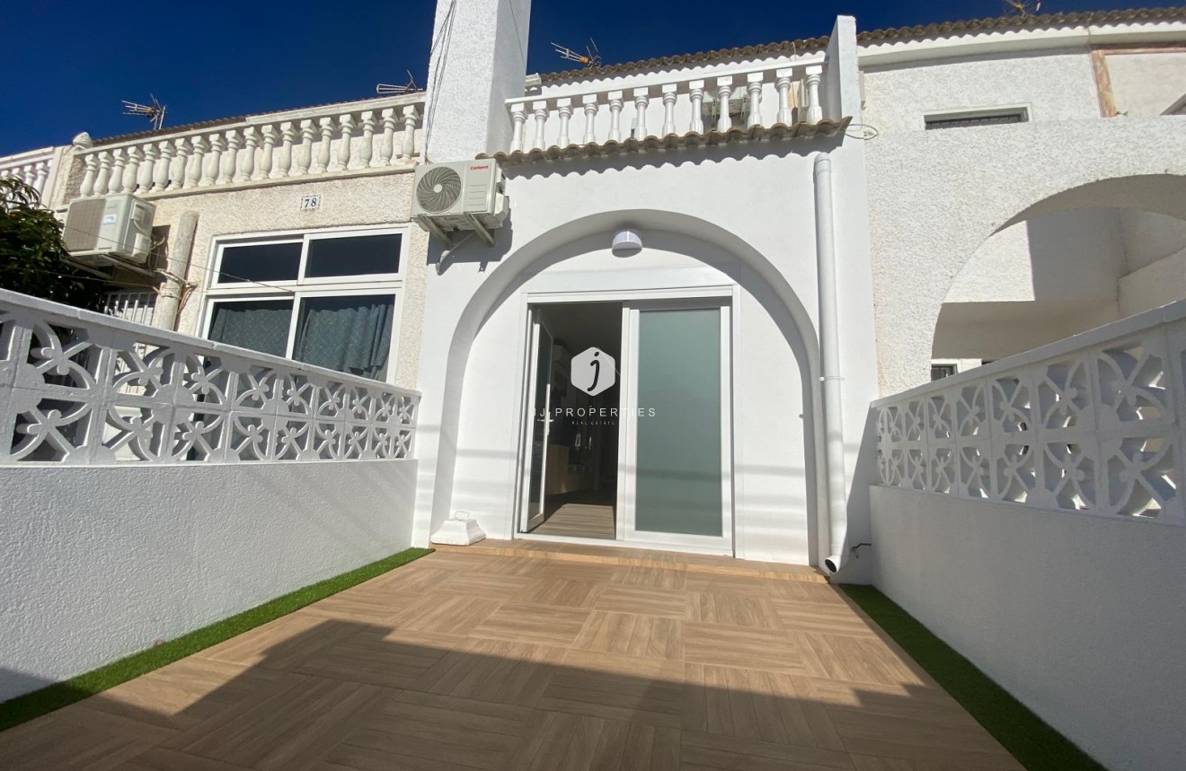 Resale - Chalet -
Torrevieja - Costa Blanca