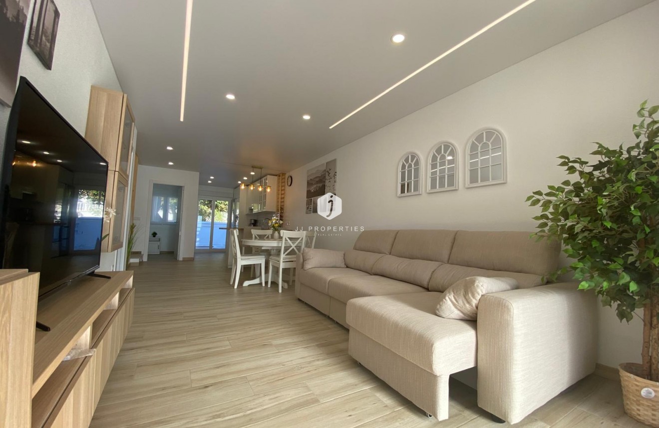 Resale - Chalet -
Torrevieja - Costa Blanca