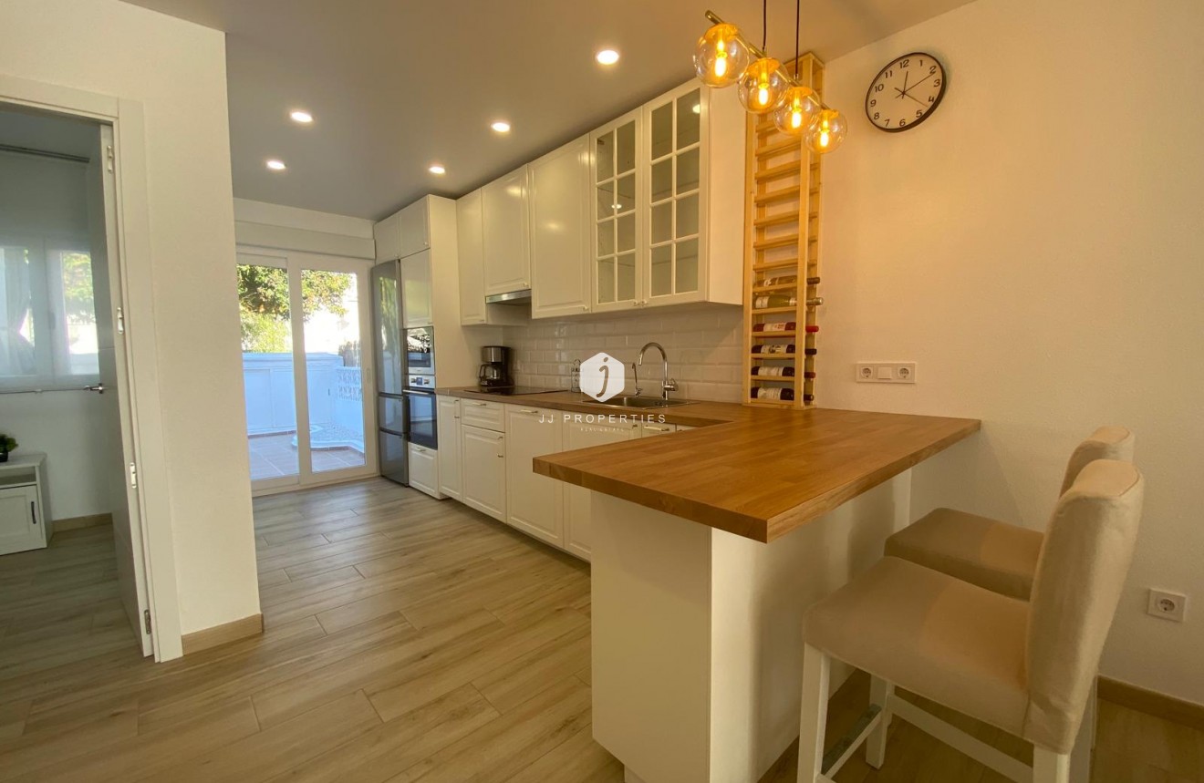 Resale - Chalet -
Torrevieja - Costa Blanca