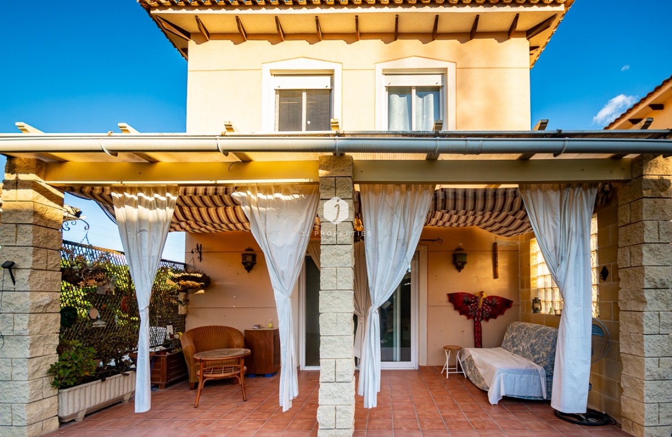 Aus zweiter Hand - Villa -
Benferri - Inland