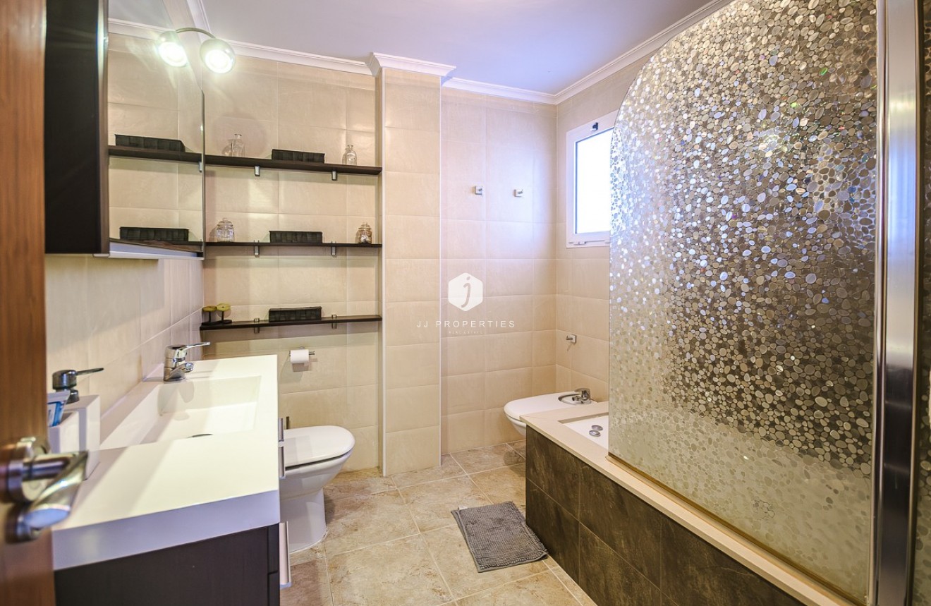 Aus zweiter Hand - Villa -
Benferri - Inland