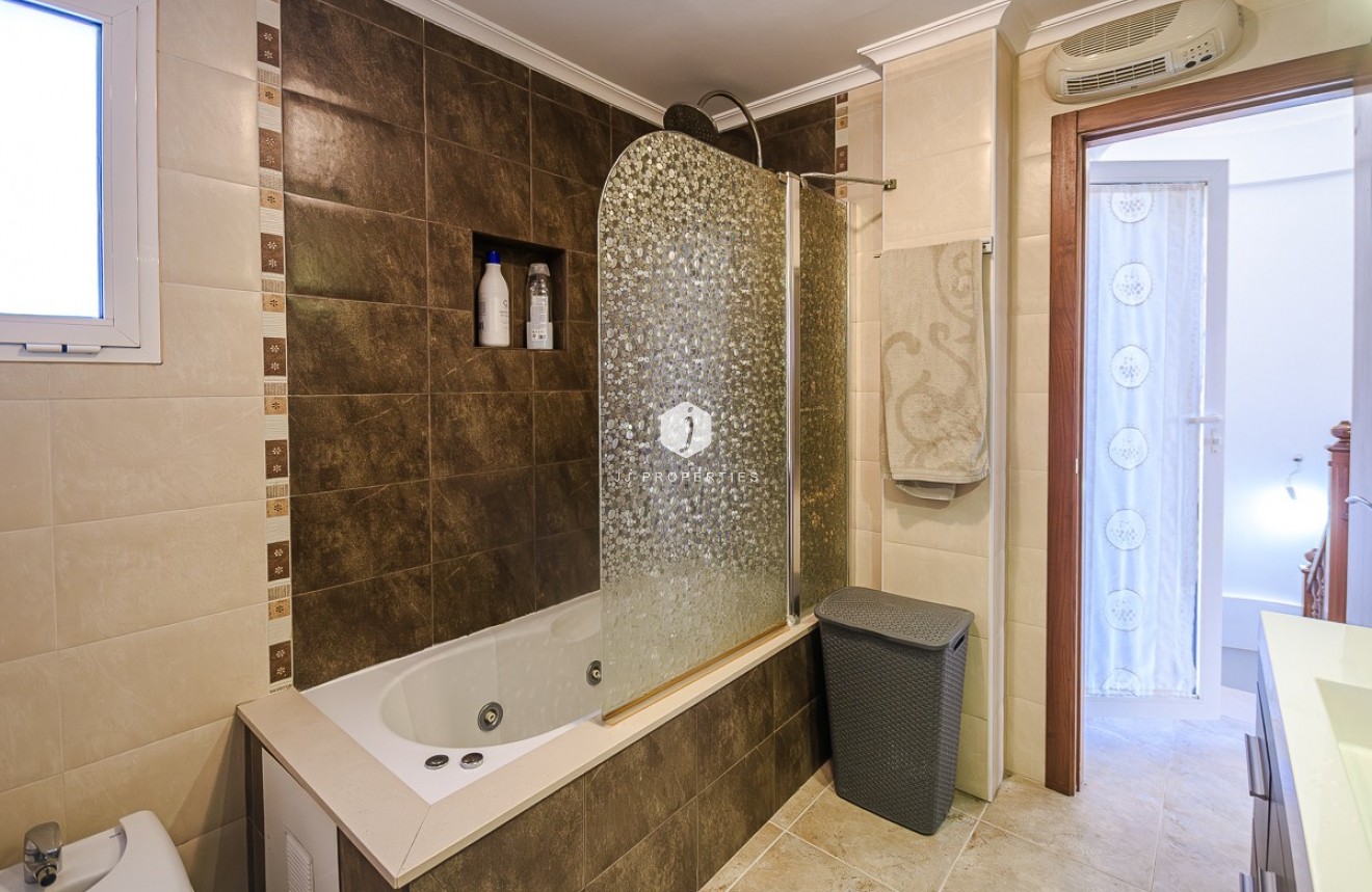 Aus zweiter Hand - Villa -
Benferri - Inland