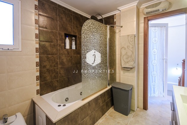 Aus zweiter Hand - Villa -
Benferri - Inland