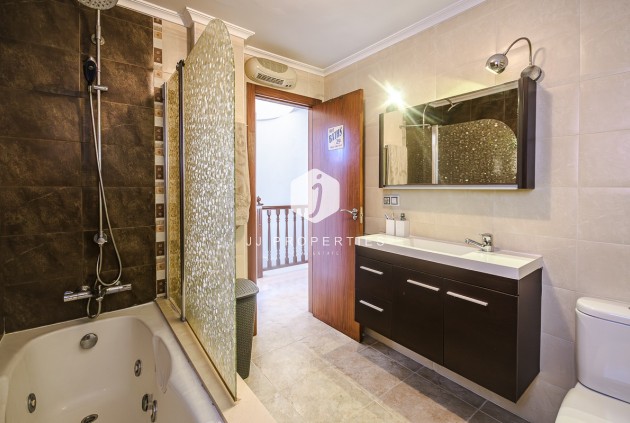 Aus zweiter Hand - Villa -
Benferri - Inland