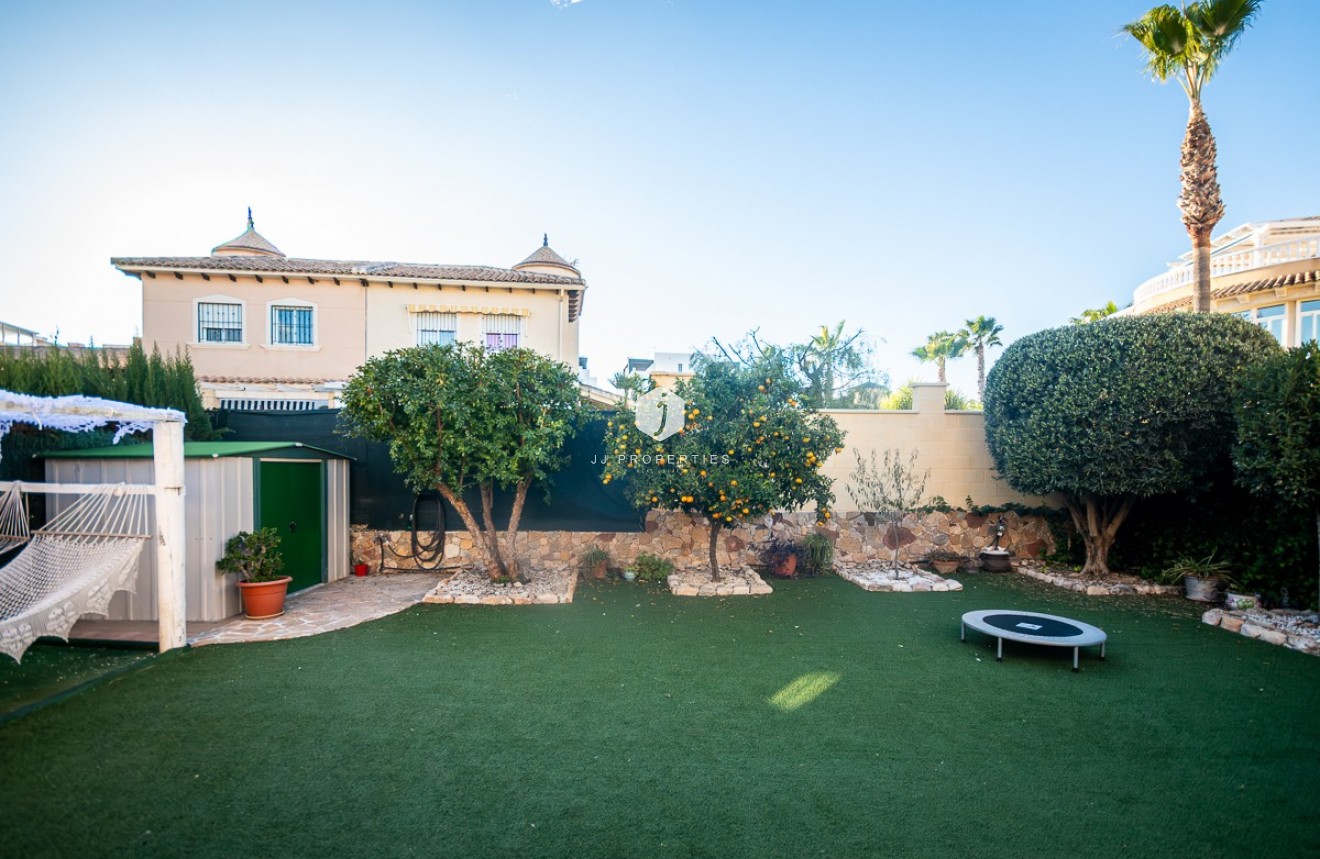 Aus zweiter Hand - Villa -
Benferri - Inland