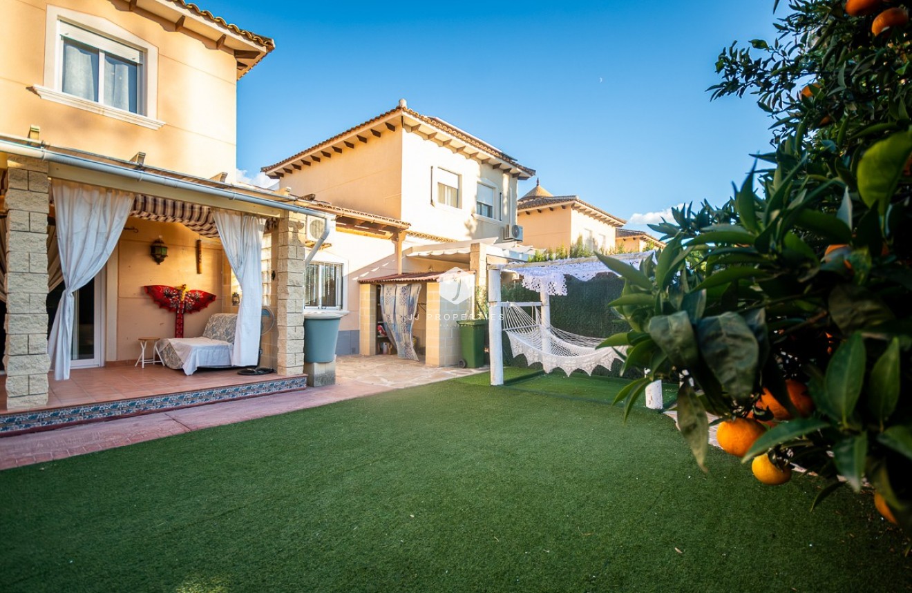 Aus zweiter Hand - Villa -
Benferri - Inland