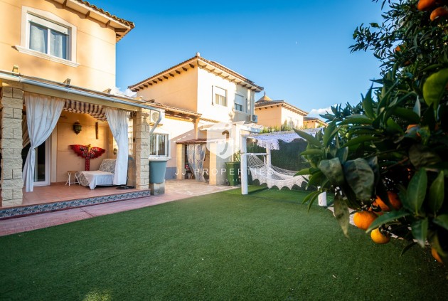 Aus zweiter Hand - Villa -
Benferri - Inland