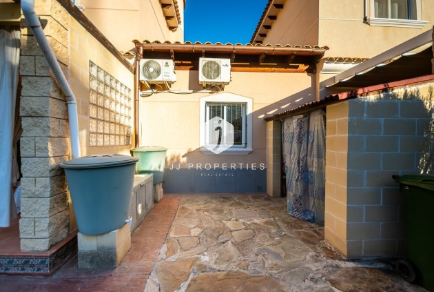 Aus zweiter Hand - Villa -
Benferri - Inland