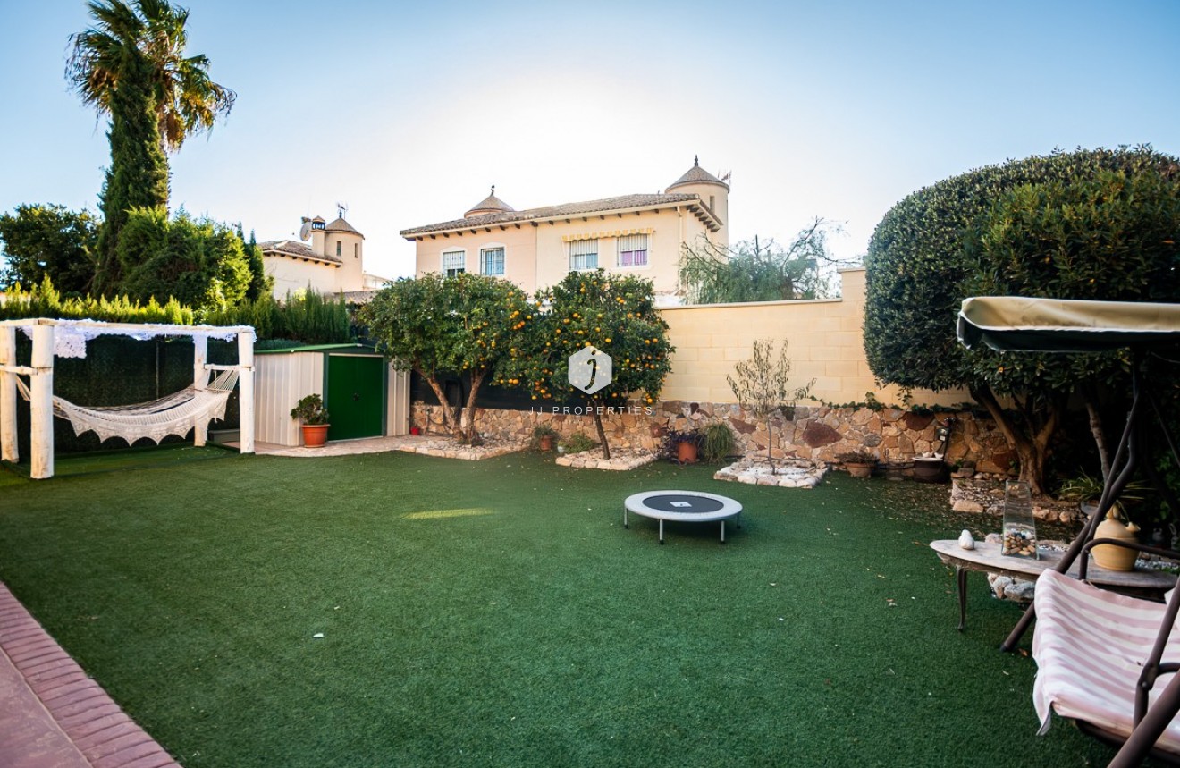 Aus zweiter Hand - Villa -
Benferri - Inland