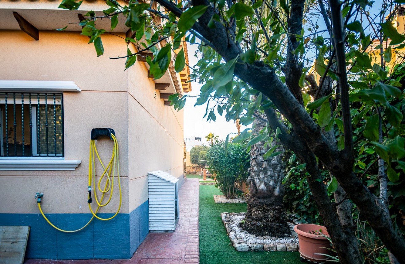 Aus zweiter Hand - Villa -
Benferri - Inland