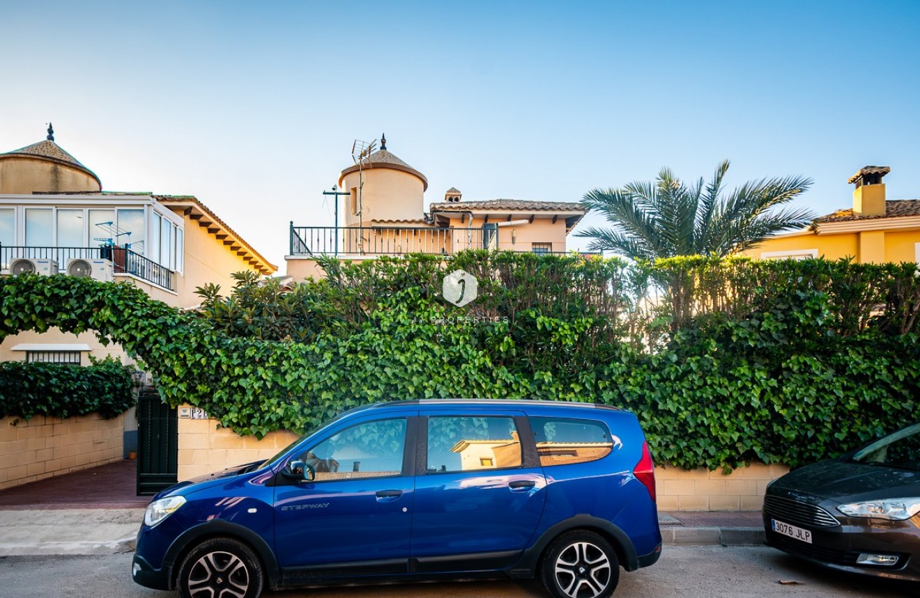 Aus zweiter Hand - Villa -
Benferri - Inland