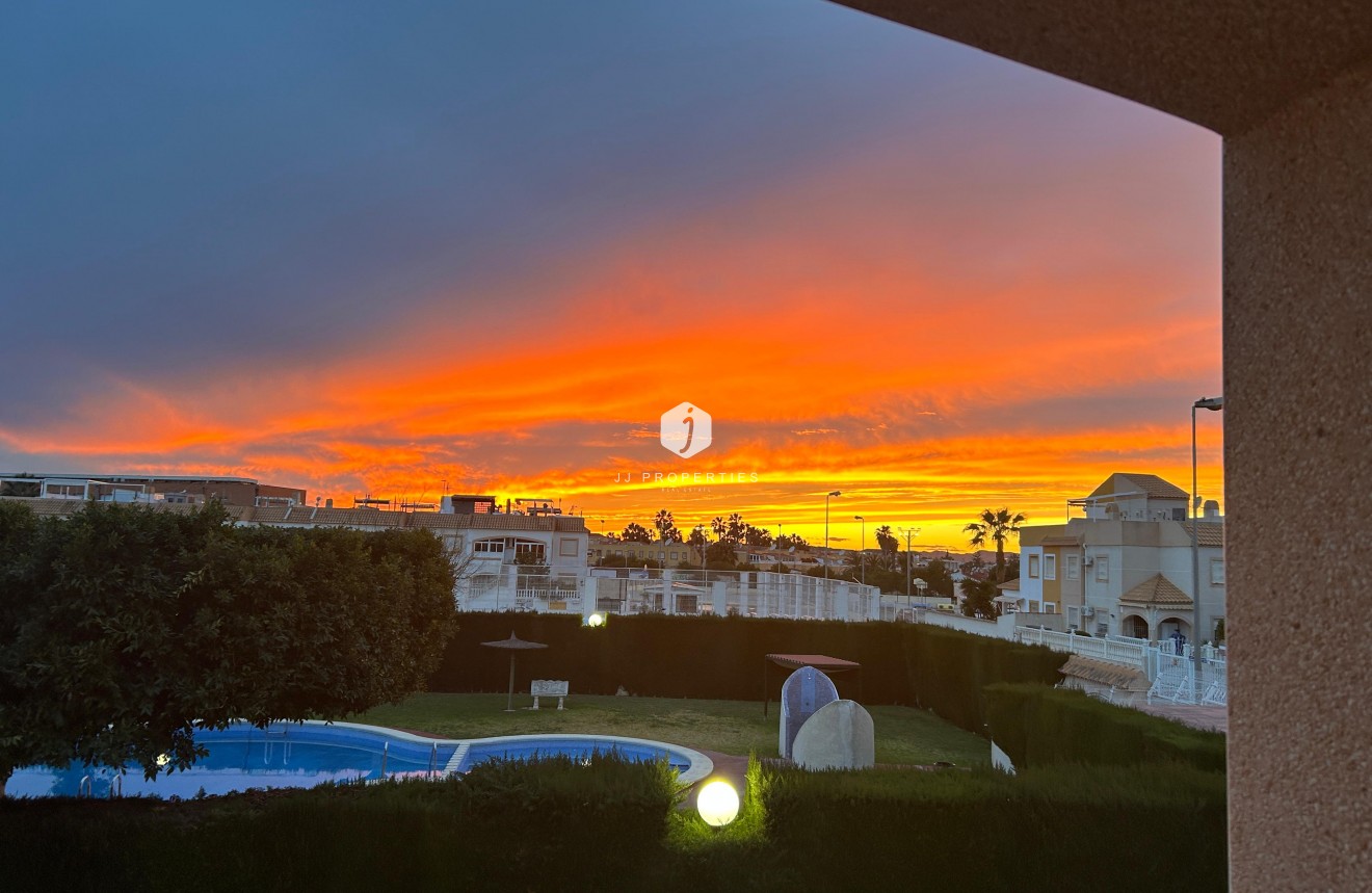 Resale - Bungalow -
Torrevieja - Costa Blanca
