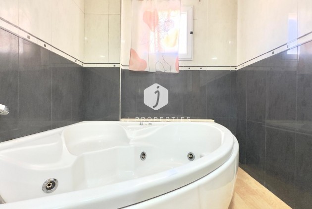 Resale - Apartment / flat -
Torrevieja - Centro