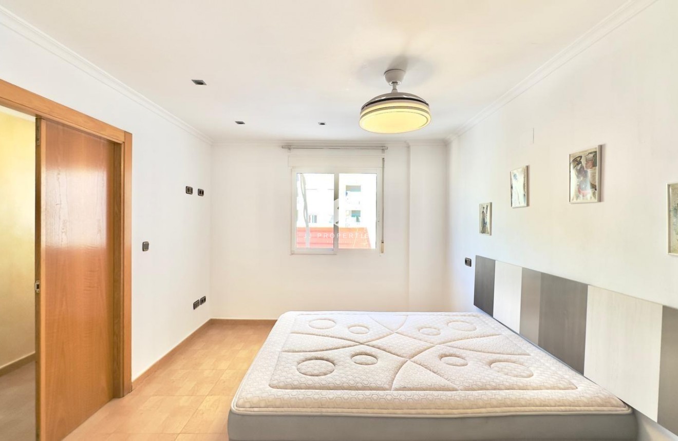 Resale - Apartment / flat -
Torrevieja - Centro